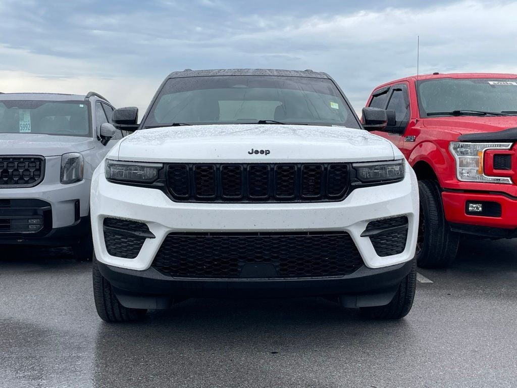 2025 Jeep Grand Cherokee Altitude - RAIN SENSING WIPERS / APPLE CARPLAY