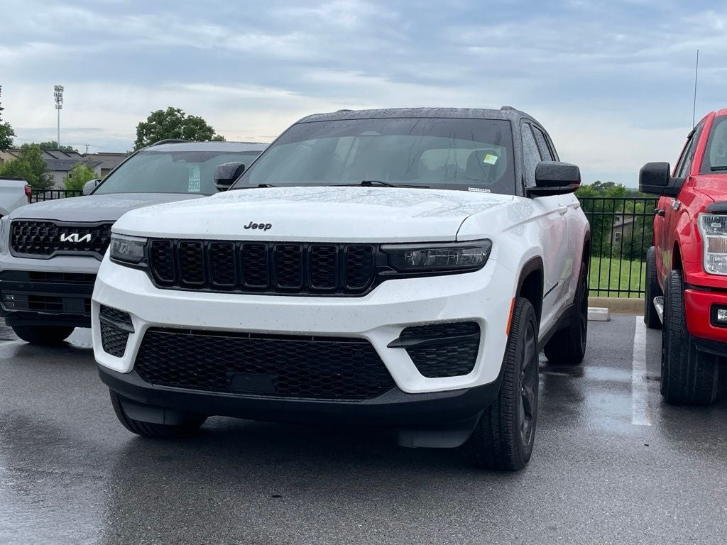 2025 Jeep Grand Cherokee Altitude - RAIN SENSING WIPERS / APPLE CARPLAY