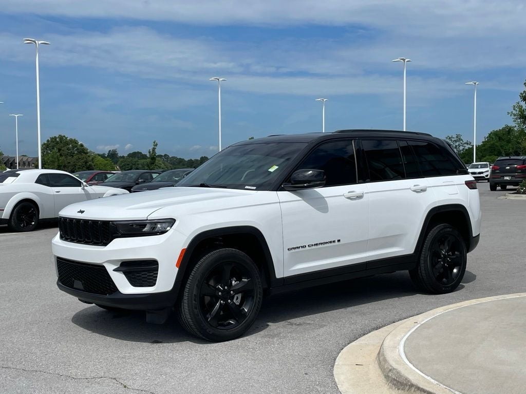 2025 Jeep Grand Cherokee Altitude - RAIN SENSING WIPERS / APPLE CARPLAY