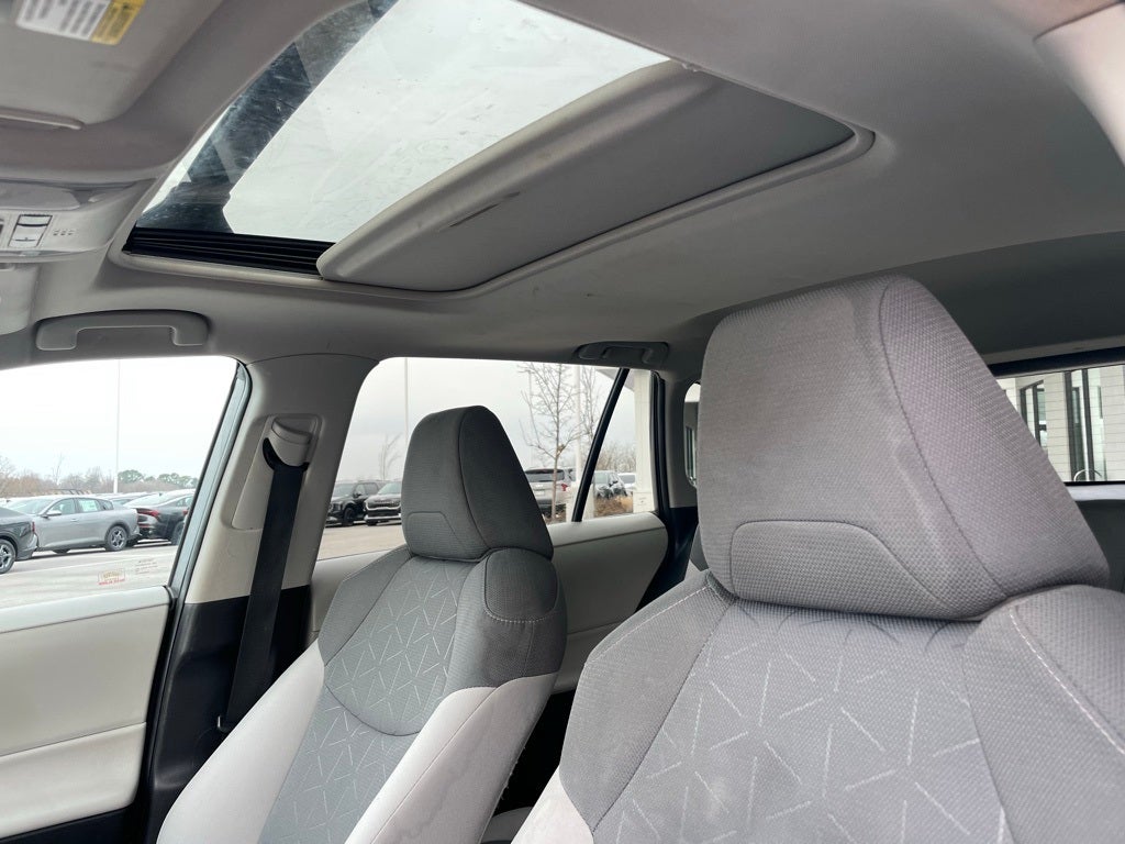 2022 Toyota RAV4 XLE - MOONROOF / RADAR CRUISE
