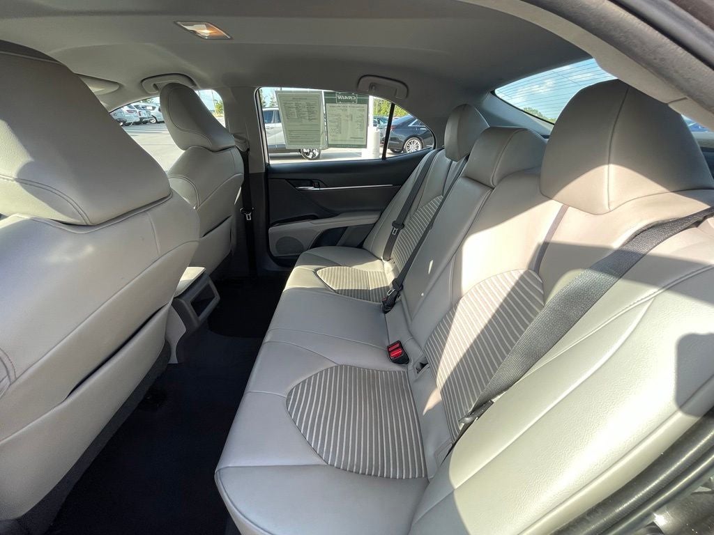 2021 Toyota Camry SE - 39 MPG / APPLE CARPLAY
