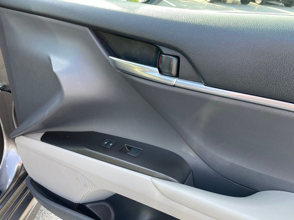 2021 Toyota Camry SE - 39 MPG / APPLE CARPLAY