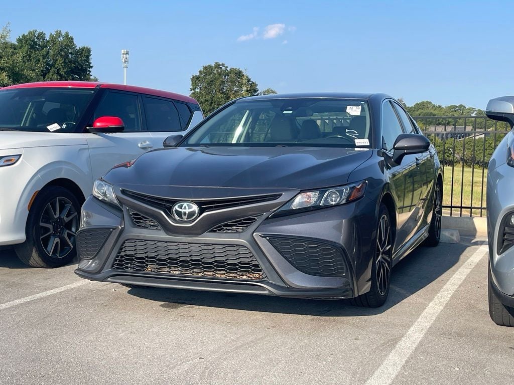 2021 Toyota Camry SE - 39 MPG / APPLE CARPLAY