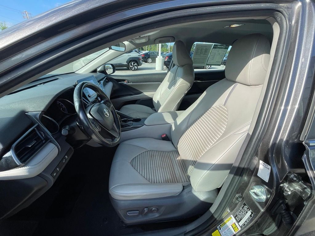 2021 Toyota Camry SE - 39 MPG / APPLE CARPLAY