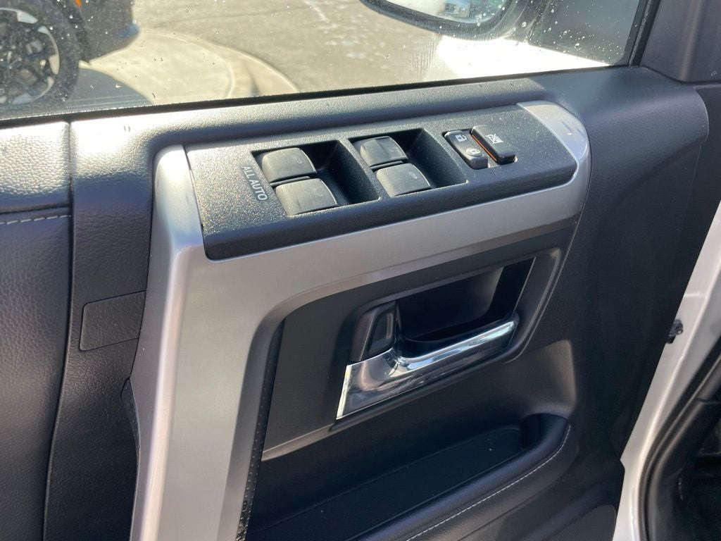 2024 Toyota 4Runner SR5 - TOYOTA SAFETY SENSE / 8-INCH TOUCHSCREEN