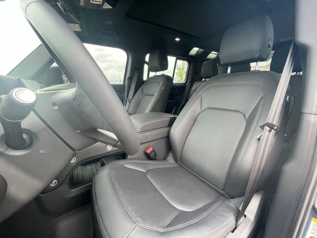 2025 Land Rover Defender 110 X-Dynamic SE