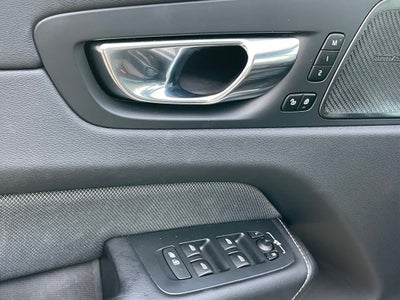 2022 Volvo XC60 B5 R-Design - NAVIGATION / POWER MOONROOF