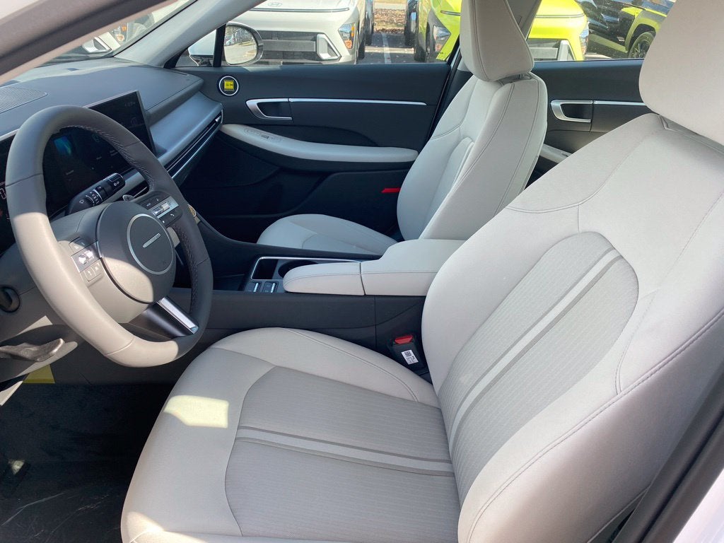 2025 Hyundai Sonata Hybrid SEL Low Miles, Clean CarFax
