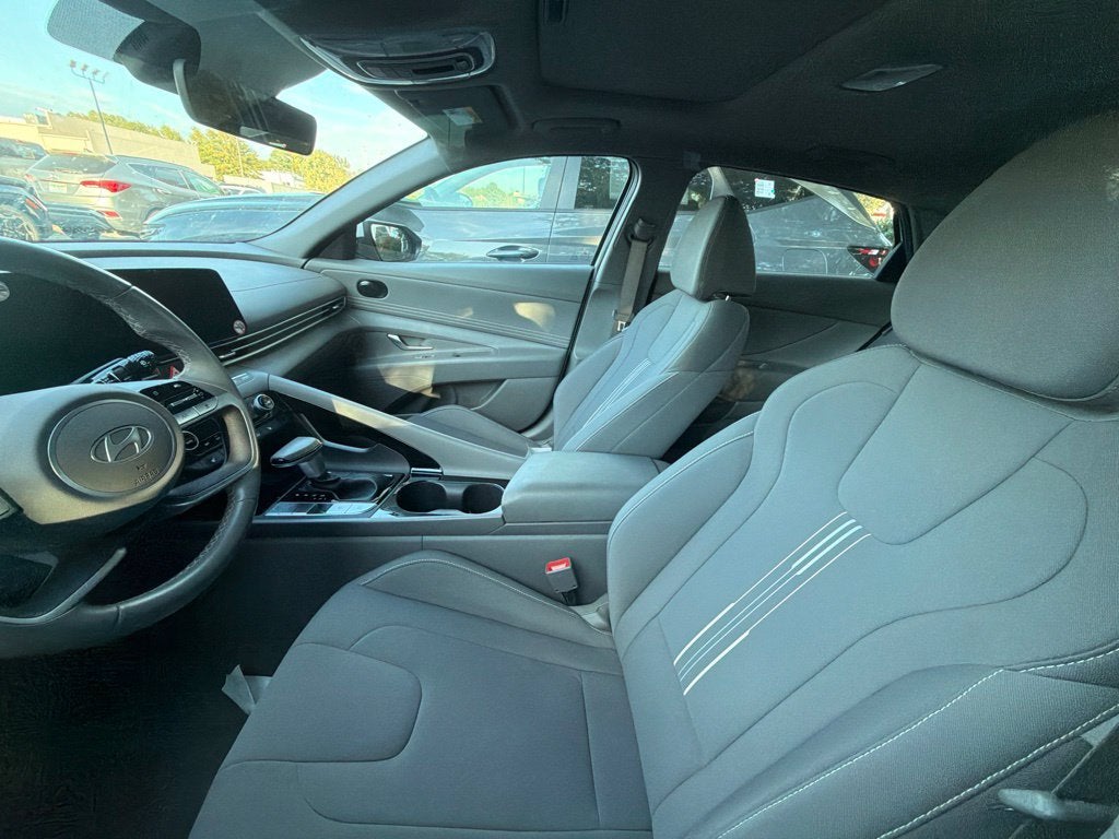 2025 Hyundai Elantra SEL Convenience Sunroof, One Owner