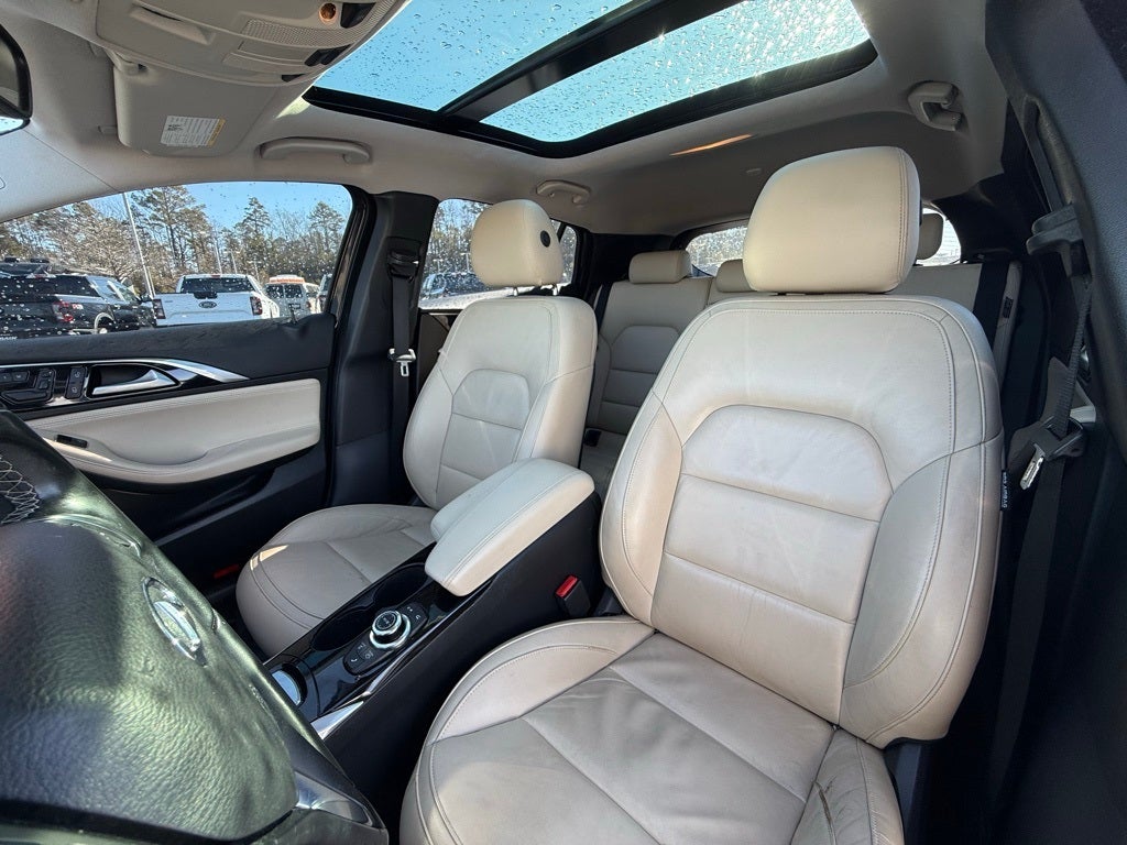 2017 INFINITI QX30 Premium