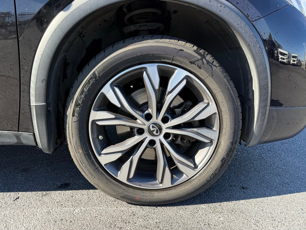 2017 INFINITI QX30 Premium