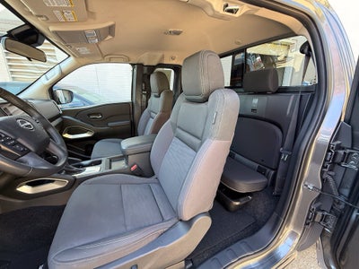 2024 Nissan Frontier SV - 4WD / CLEAN CARFAX / ONE OWNER