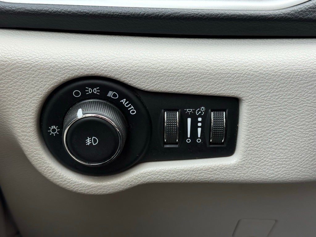 2017 Chrysler Pacifica Touring L LOW PRICED VAN!