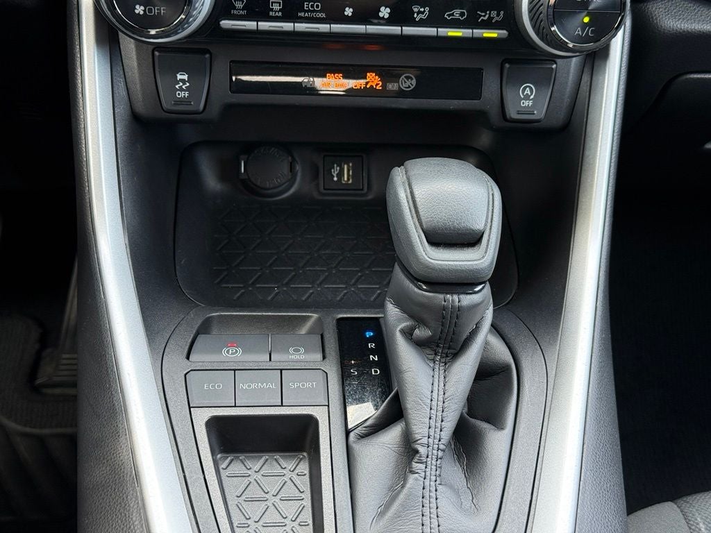 2024 Toyota RAV4 XLE - CLEAN CARFAX / ONE OWNER