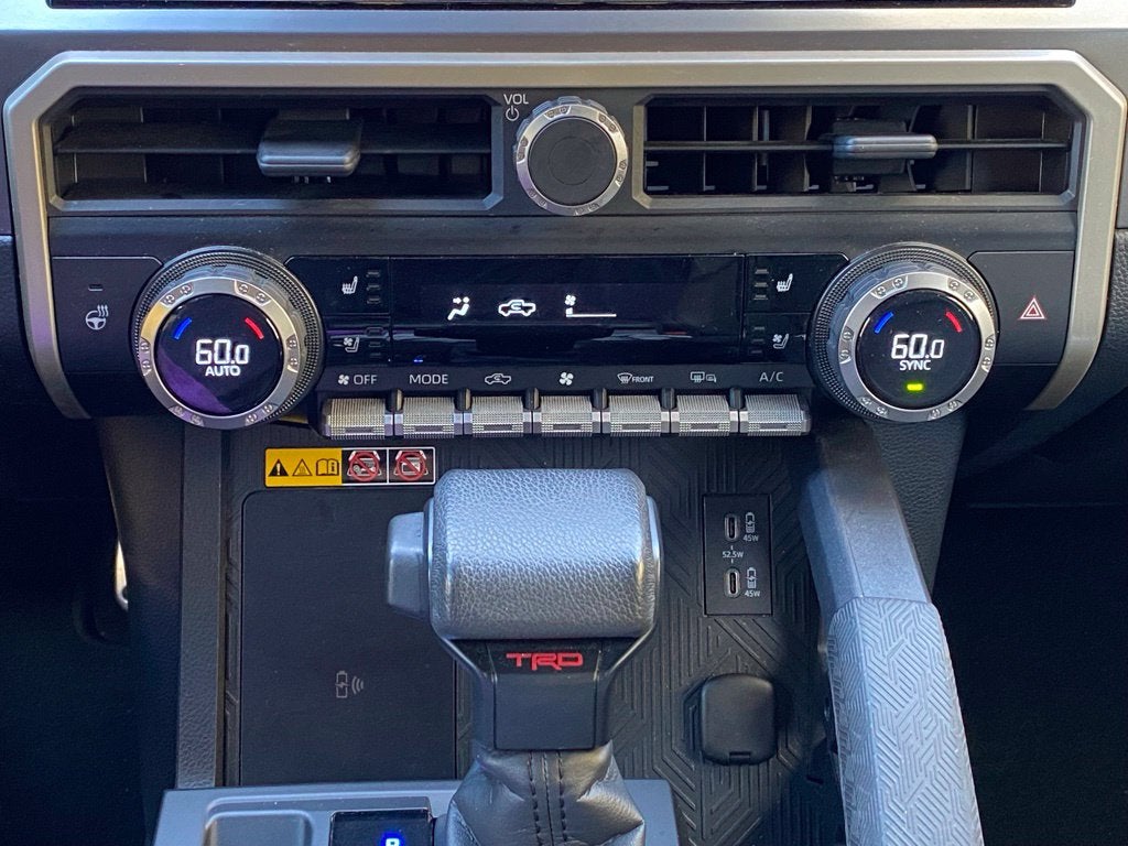 2025 Toyota Tacoma SR5 - 4WD / CLEAN CARFAX / ONE OWNER