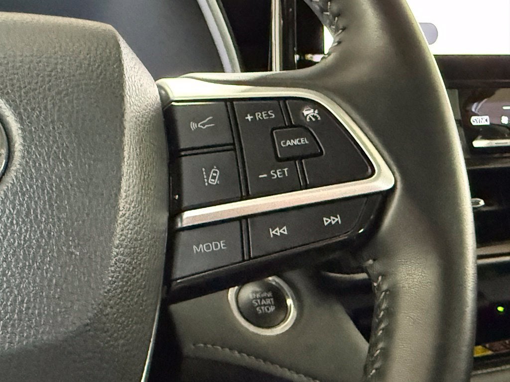 2025 Toyota Highlander XLE - AWD / SUNROOF / CLEAN CARFAX