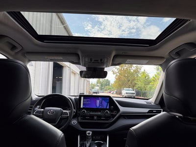 2025 Toyota Highlander XLE - AWD / SUNROOF / CLEAN CARFAX