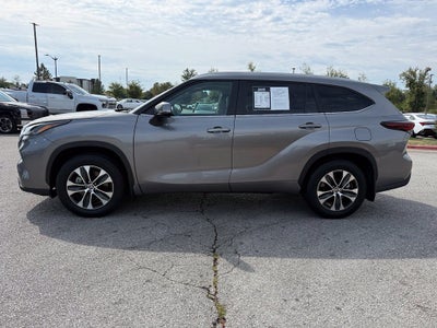 2025 Toyota Highlander XLE - AWD / SUNROOF / CLEAN CARFAX