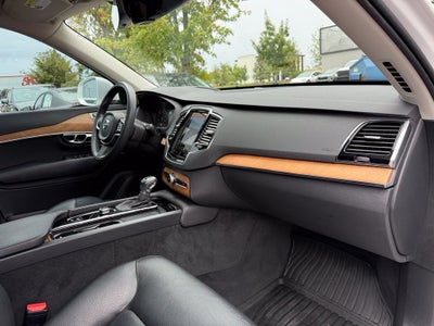 2022 Volvo XC90 T6 Momentum - AWD / PANORAMIC SUNROOF / ONE OWNER