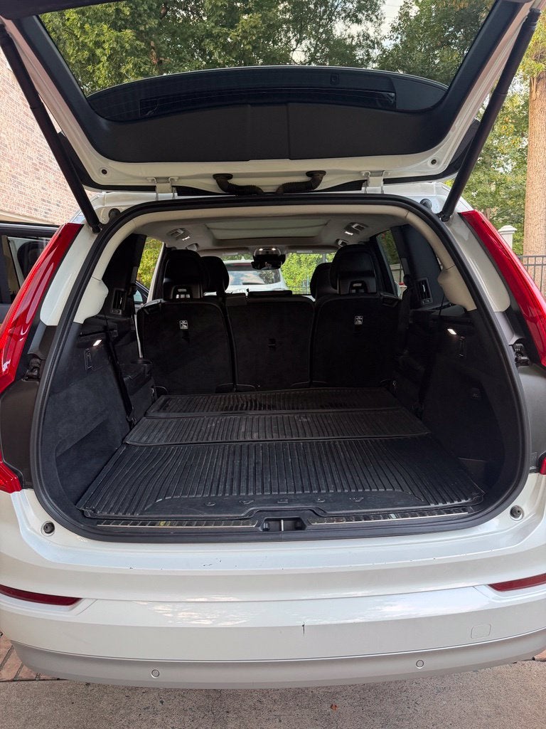 2022 Volvo XC90 T6 Momentum - AWD / PANORAMIC SUNROOF / ONE OWNER