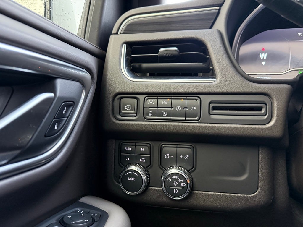 2022 GMC Yukon SLT moon roof/capt seats