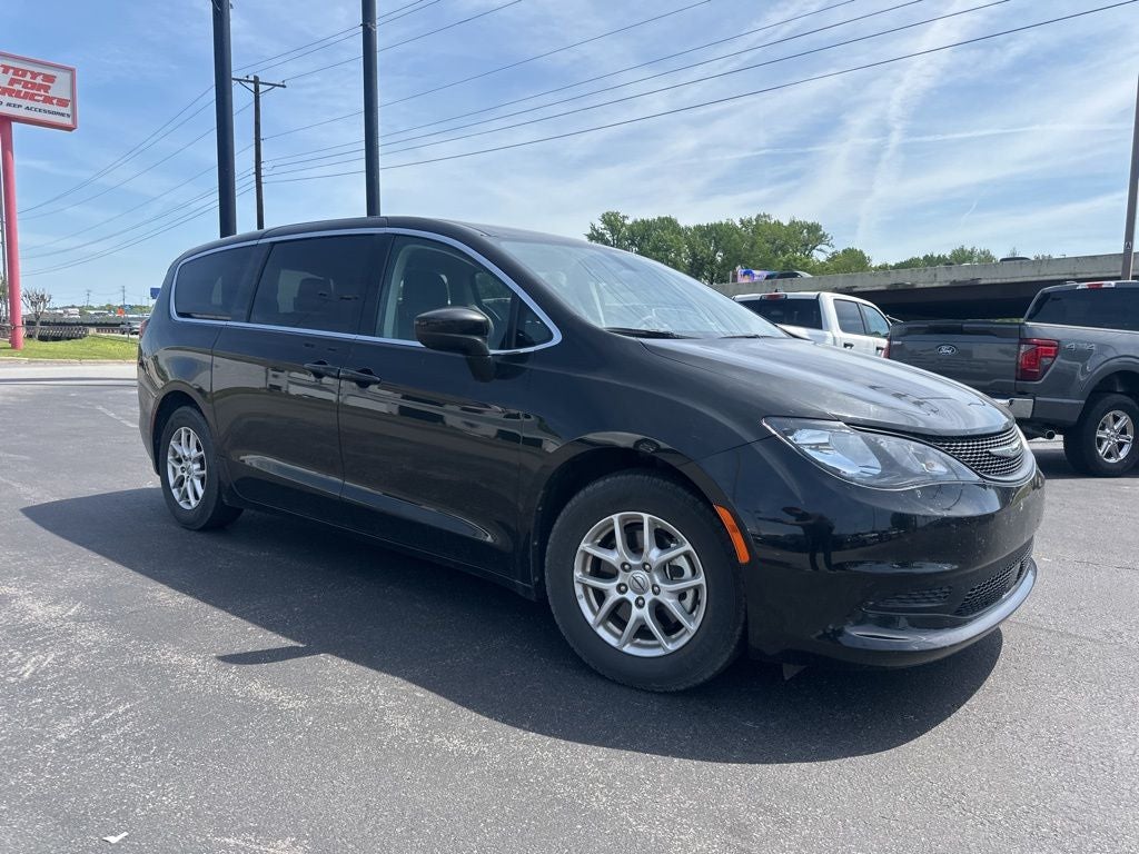 2022 Chrysler Voyager LX