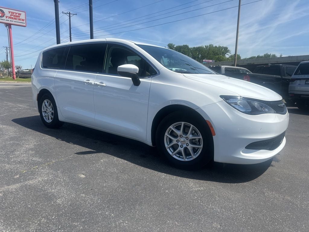 2022 Chrysler Voyager LX