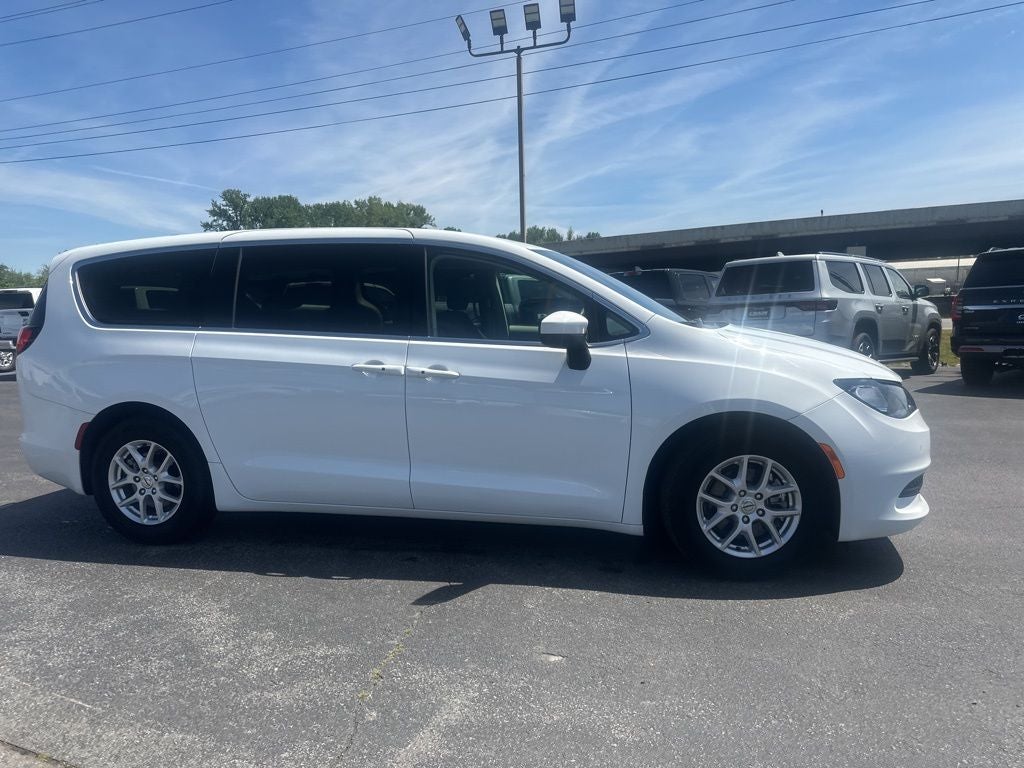 2022 Chrysler Voyager LX