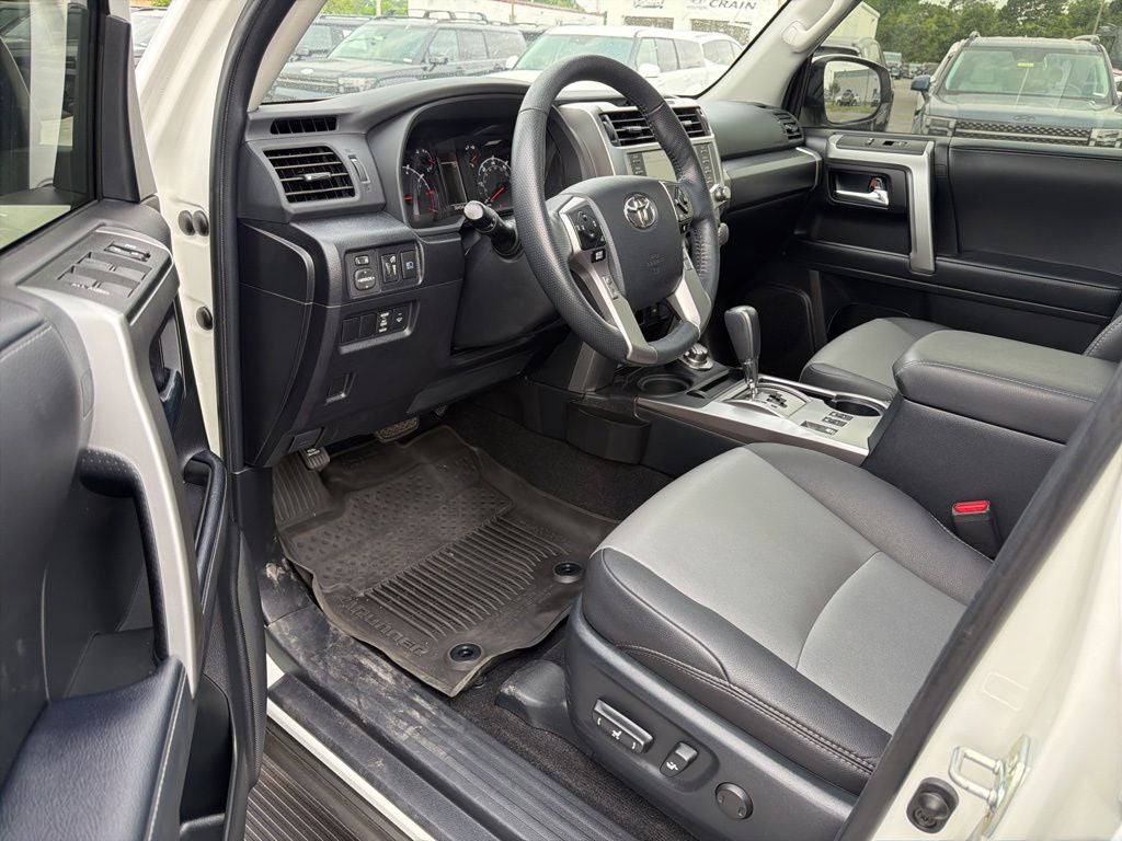 2023 Toyota 4Runner SR5 Premium LIFTED!! / 1-OWNER / CLEAN CAR-FAX