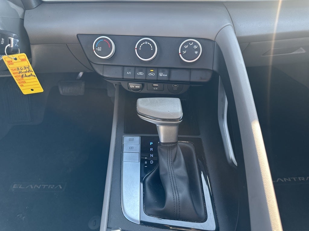 2024 Hyundai Elantra SE