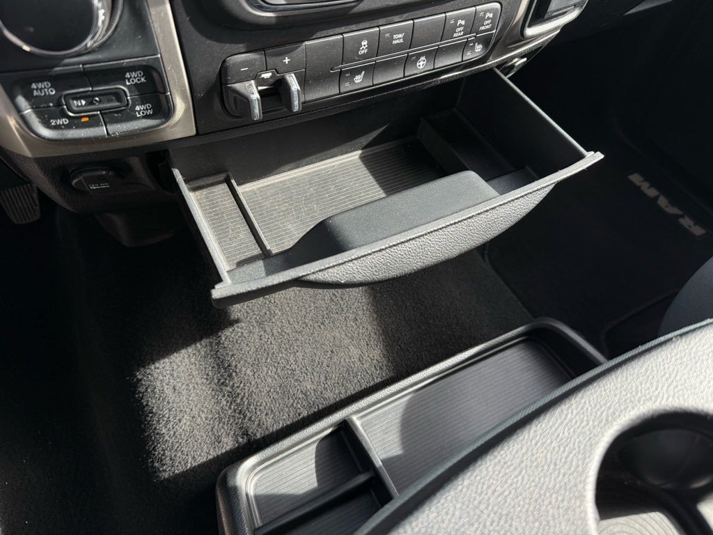 2019 RAM 1500 Classic SLT - 4WD / CLEAN CARFAX