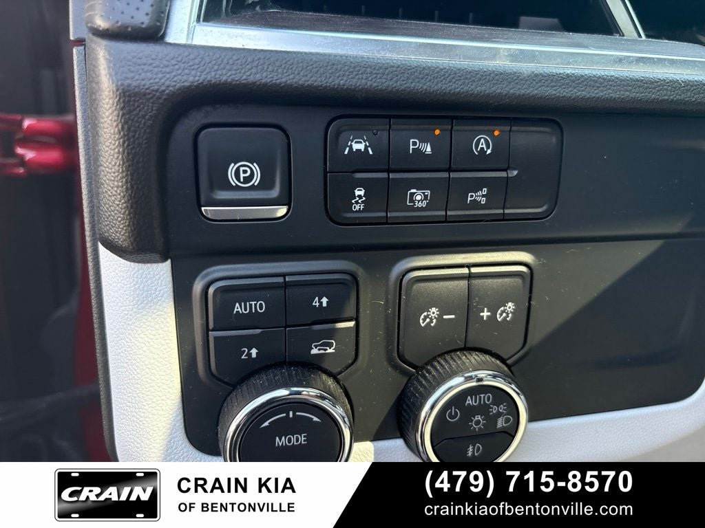 2025 Chevrolet Suburban Premier - 4WD / PANORAMIC SUNROOF / CLEAN CARFAX