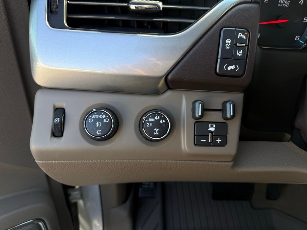 2015 Chevrolet Suburban LTZ - 4WD / SUNROOF / DVD / CLEAN CARFAX