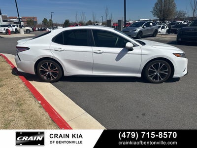 2020 Toyota Camry SE - CLEAN CARFAX / ONE OWNER