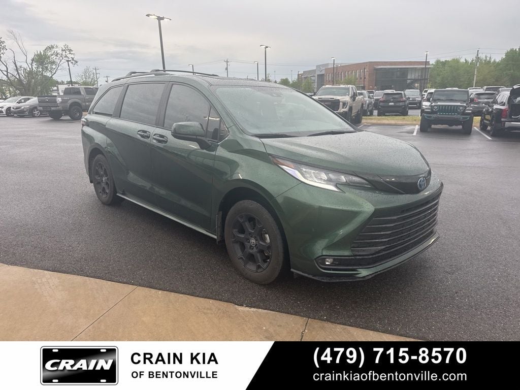 2025 Toyota Sienna Woodland Edition - AWD / DVD / SUNROOF