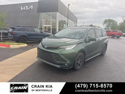 2025 Toyota Sienna Woodland Edition - AWD / DVD / SUNROOF