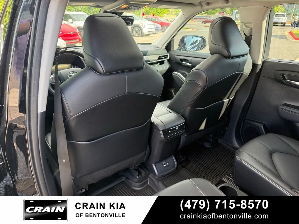 2021 Toyota Highlander XLE - CLEAN CARFAX / SUNROOF