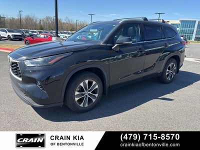 2022 Toyota Highlander XLE - AWD / SUNROOF / CLEAN CARFAX