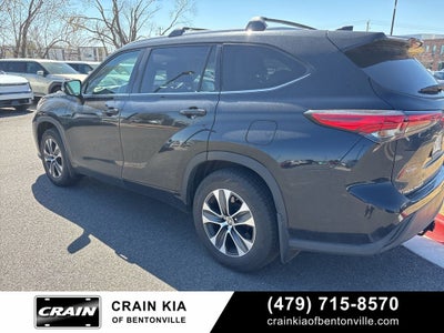 2022 Toyota Highlander XLE - AWD / SUNROOF / CLEAN CARFAX