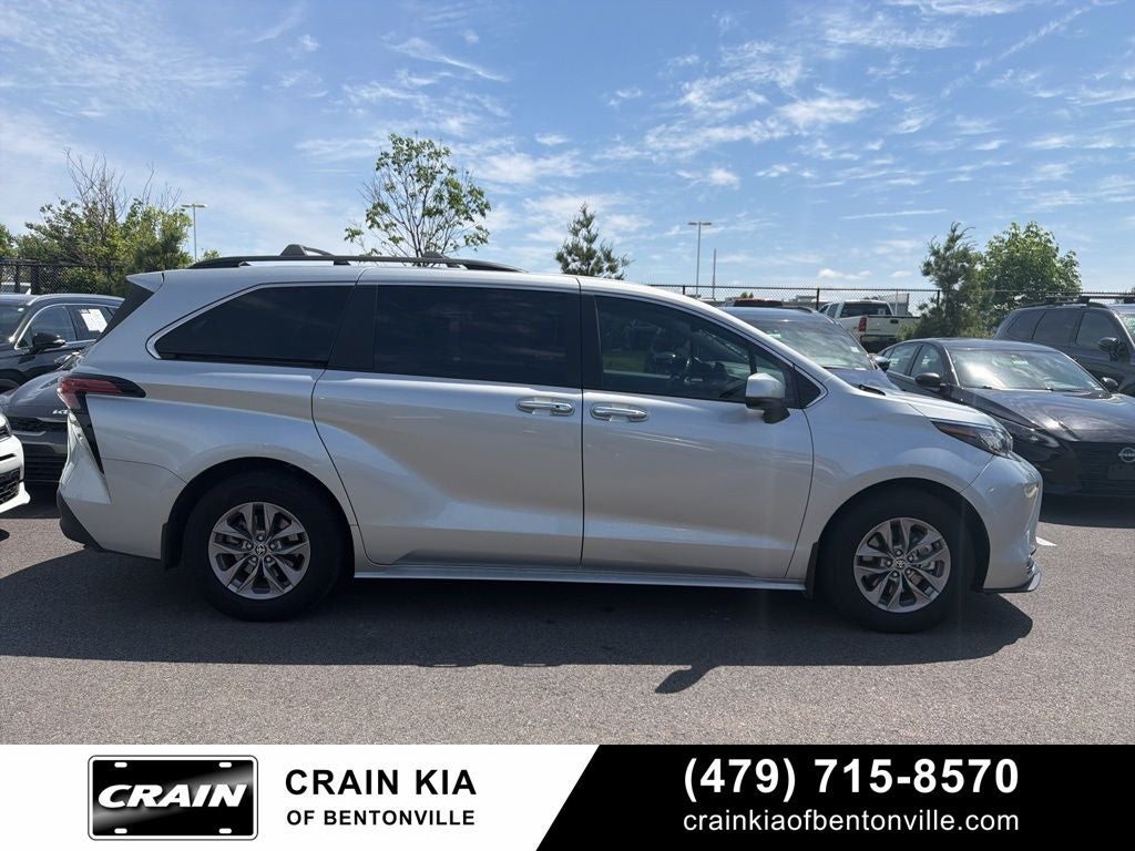 2022 Toyota Sienna XLE 8 Passenger - CARFAX ONE OWNER