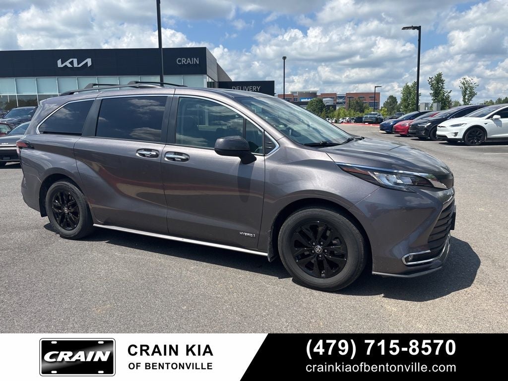 2021 Toyota Sienna XLE 8 Passenger / CLEAN CARFAX