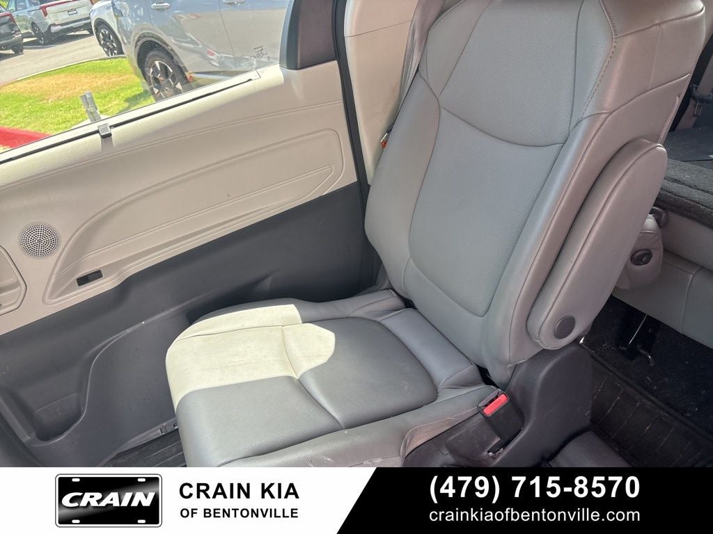 2021 Toyota Sienna XLE 8 Passenger / CLEAN CARFAX