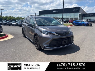 2021 Toyota Sienna XLE 8 Passenger / CLEAN CARFAX