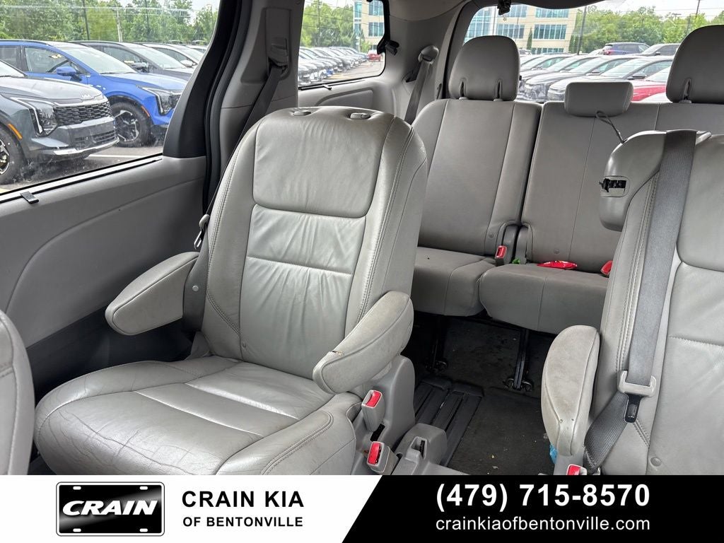 2017 Toyota Sienna XLE - SUNROOF / CLEAN CARFAX / LOW MILES!