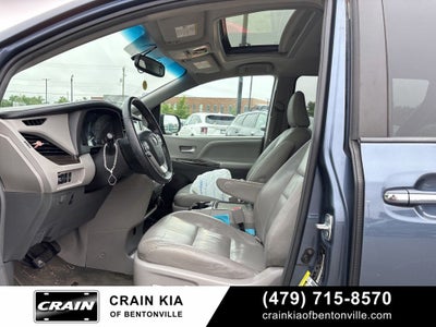 2017 Toyota Sienna XLE - SUNROOF / CLEAN CARFAX / LOW MILES!