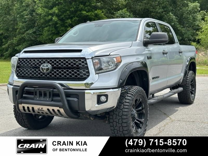 2019 Toyota Tundra SR5 - 4WD / CLEAN CARFAX / LIFTED!