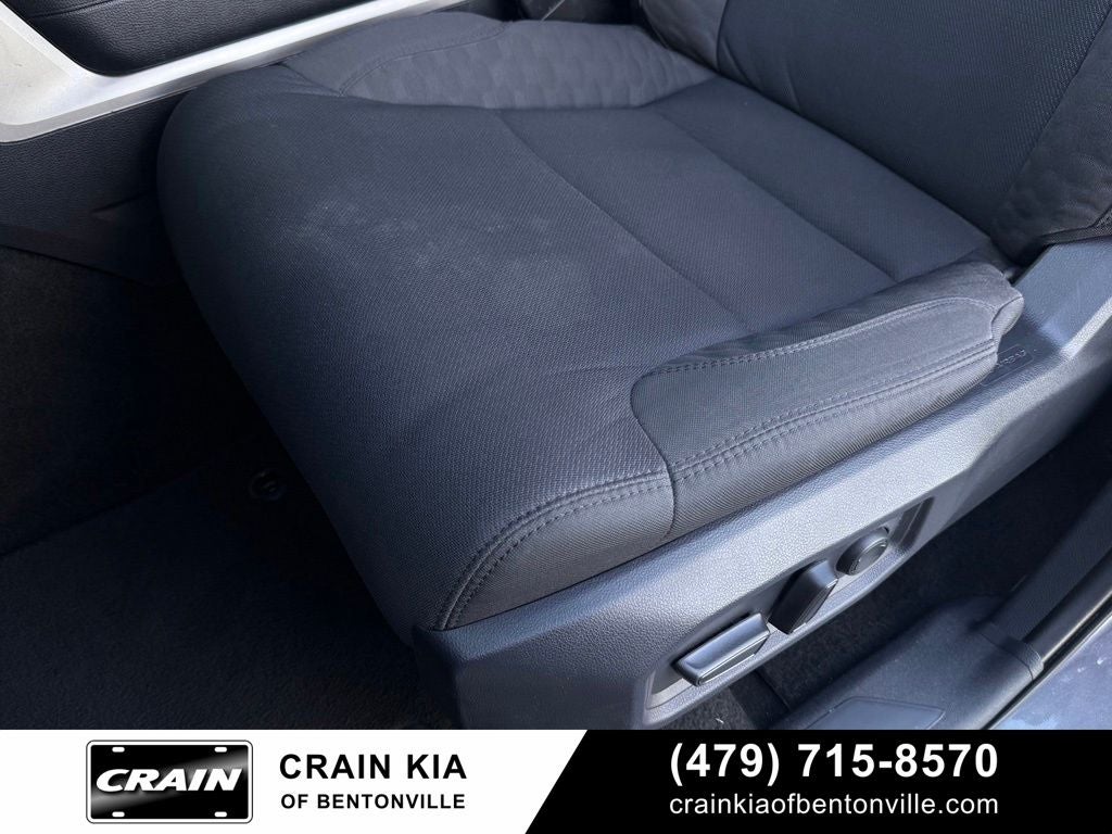 2025 Toyota Sequoia SR5 - 4WD / CLEAN CARFAX / ONE OWNER