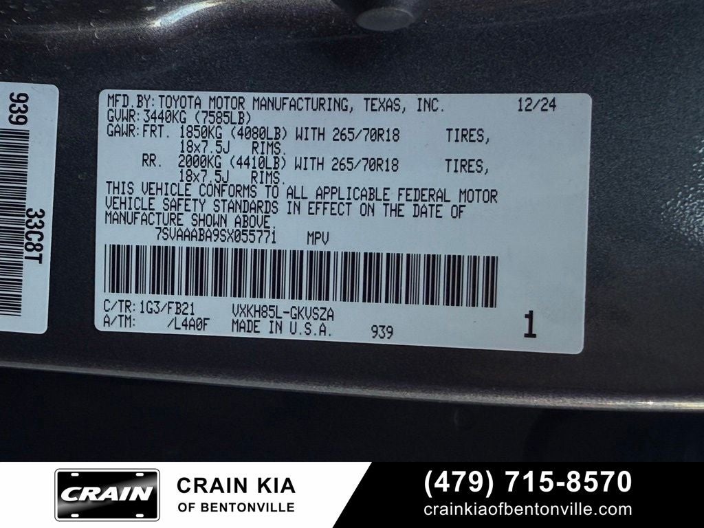 2025 Toyota Sequoia SR5 - 4WD / CLEAN CARFAX / ONE OWNER