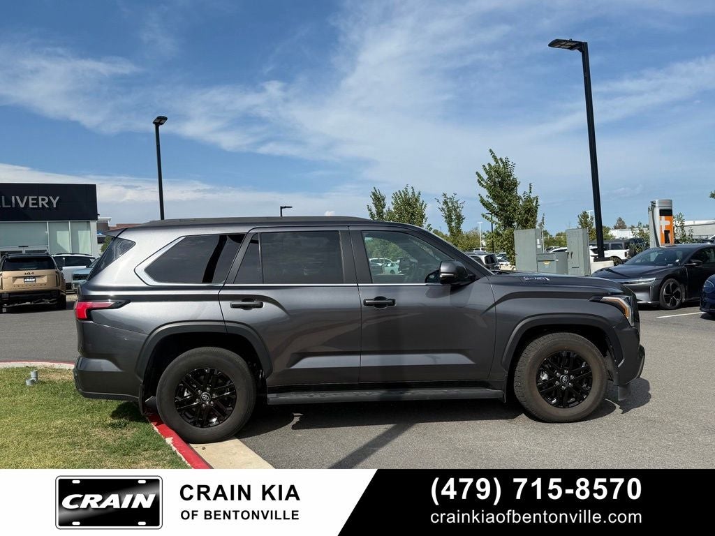2025 Toyota Sequoia SR5 - 4WD / CLEAN CARFAX / ONE OWNER