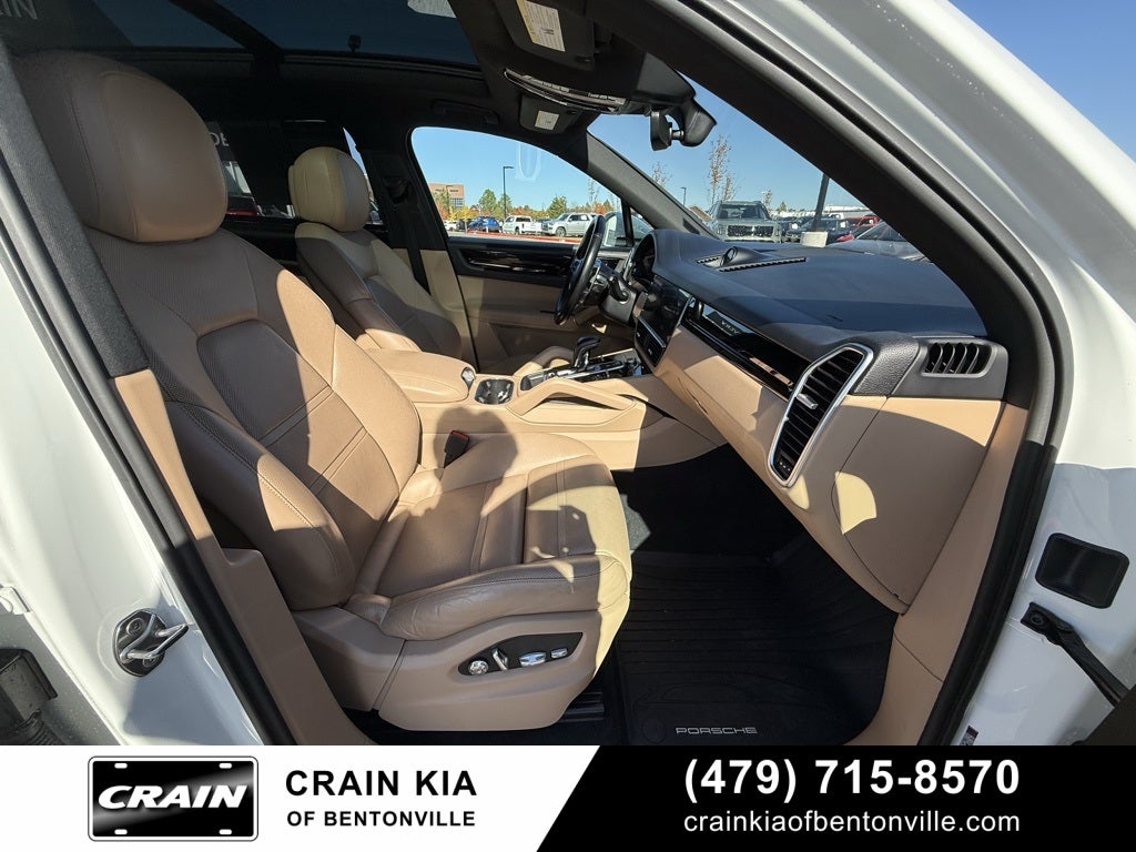 2019 Porsche Cayenne Base - AWD / PANORAMIC SUNROOF / CLEAN CARFAX